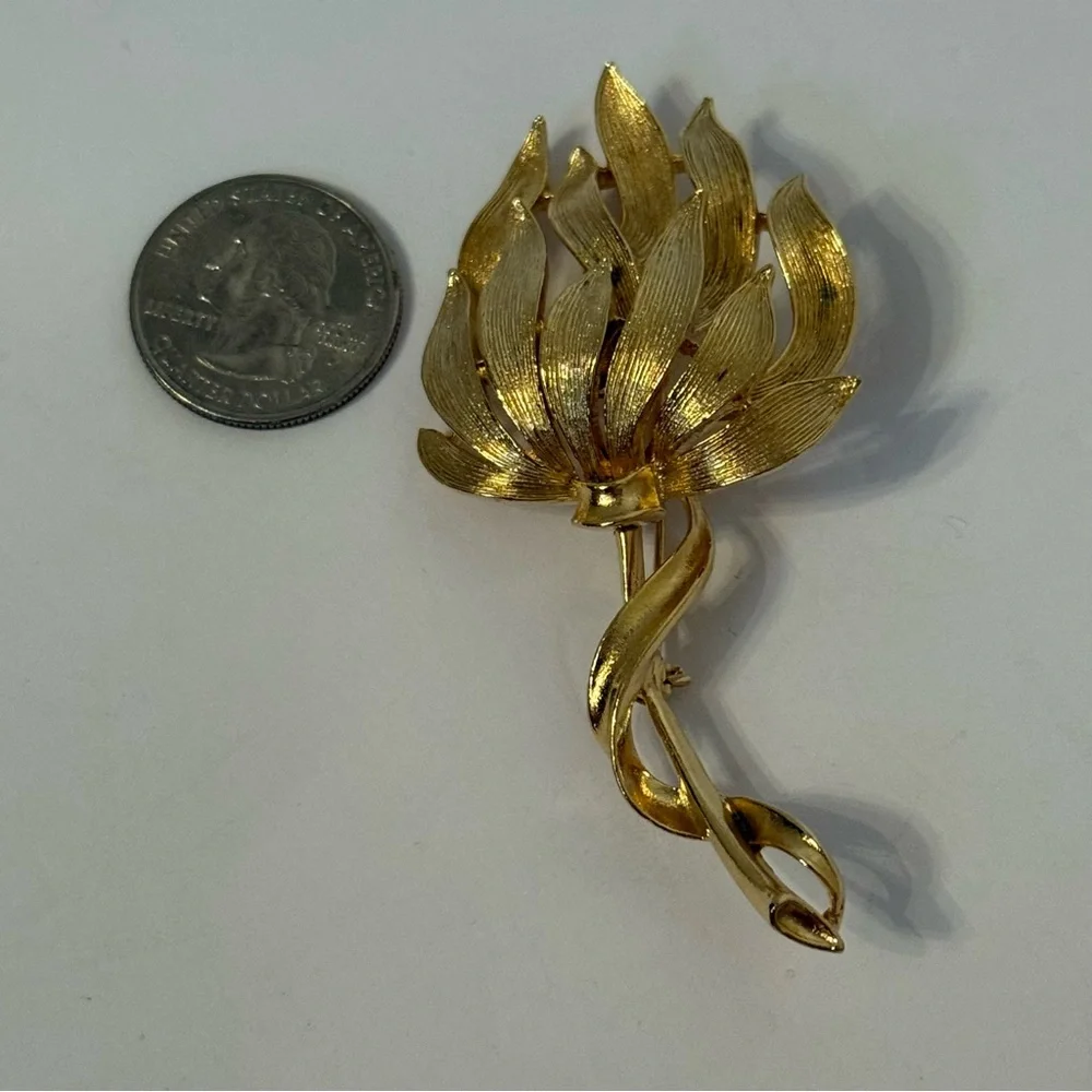 LISNER VINTAGE BROOCH GOLD TONE FLOWER BRUSHED & SMOOTH SIGNED